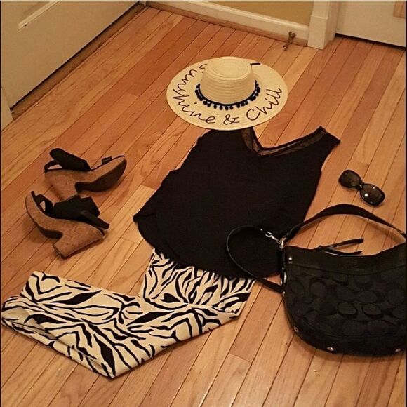 💕BACK IN!!!💕 BETSEY JOHNSON BEACH HAT - Picture 1 of 5